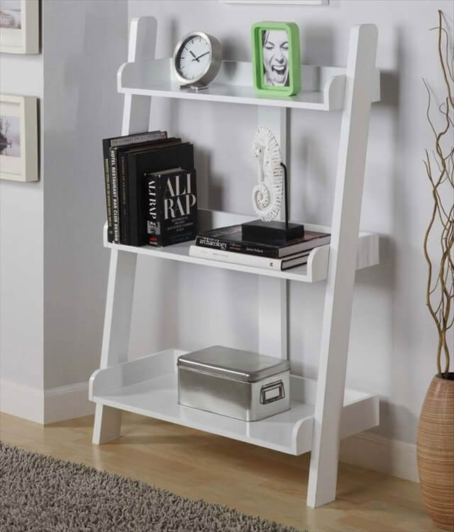 Make Your Own Leaning Shelf from Pallets | 99 Pallets