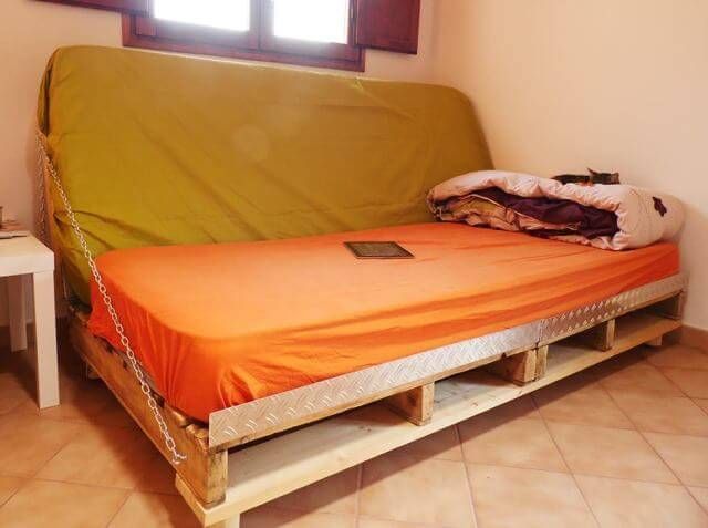 DIY Pallet Sofa Bed | 99 Pallets