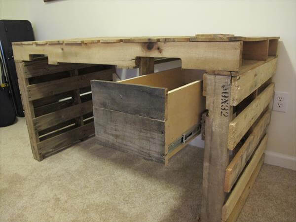 DIY Pallet Desk with Drawers | 99 Pallets
