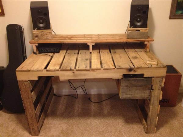 DIY Pallet Desk with Drawers | 99 Pallets