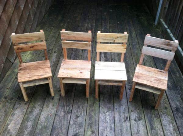 DIY Rustic Pallet Table And Chairs