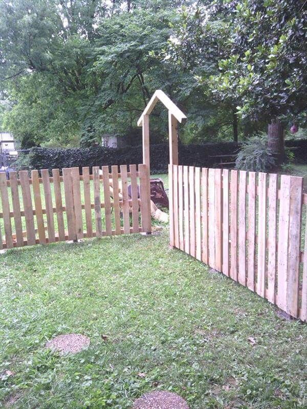 There are lies a big deal of pallet wood fence that only improve your 