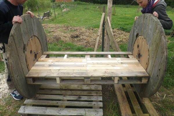 DIY Pallet Wood and Wire Spool Bench | 99 Pallets