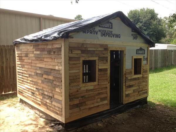 This pallet residence is exclusively made for outdoor entertainment