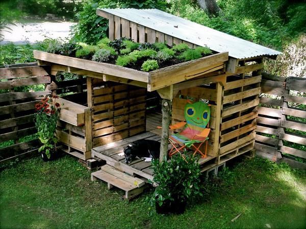 Do check out the plans of outdoor DIY pallet kid’s playhouses 
