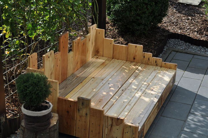 DIY Wood Pallet Dog Bed | 99 Pallets