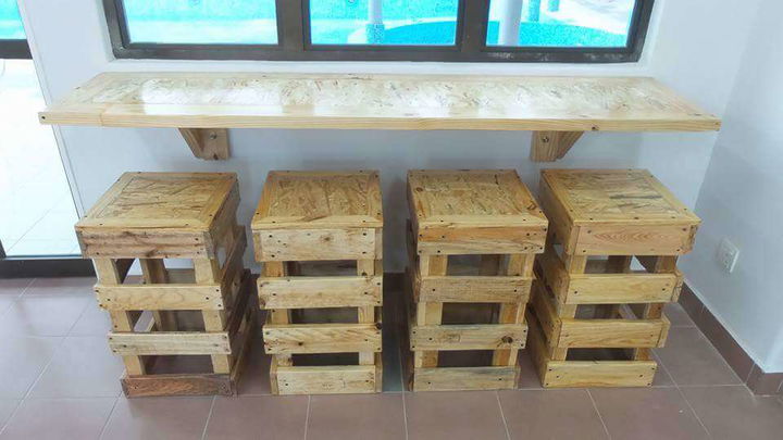 Pallet Wall Hanging diy pallet wall hanging desk with 4 stools! | 99 pallets Pallet Wall Hanging diy pallet wall hanging desk with 4 stools! | 99 pallets