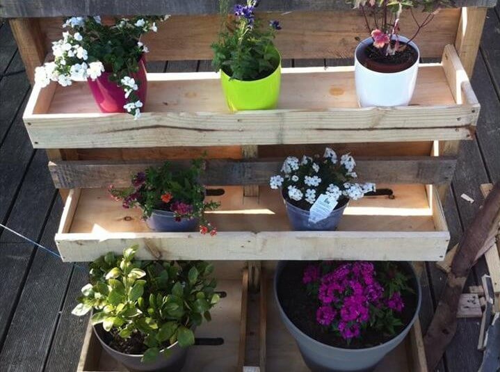 Wooden pallet vertical planter