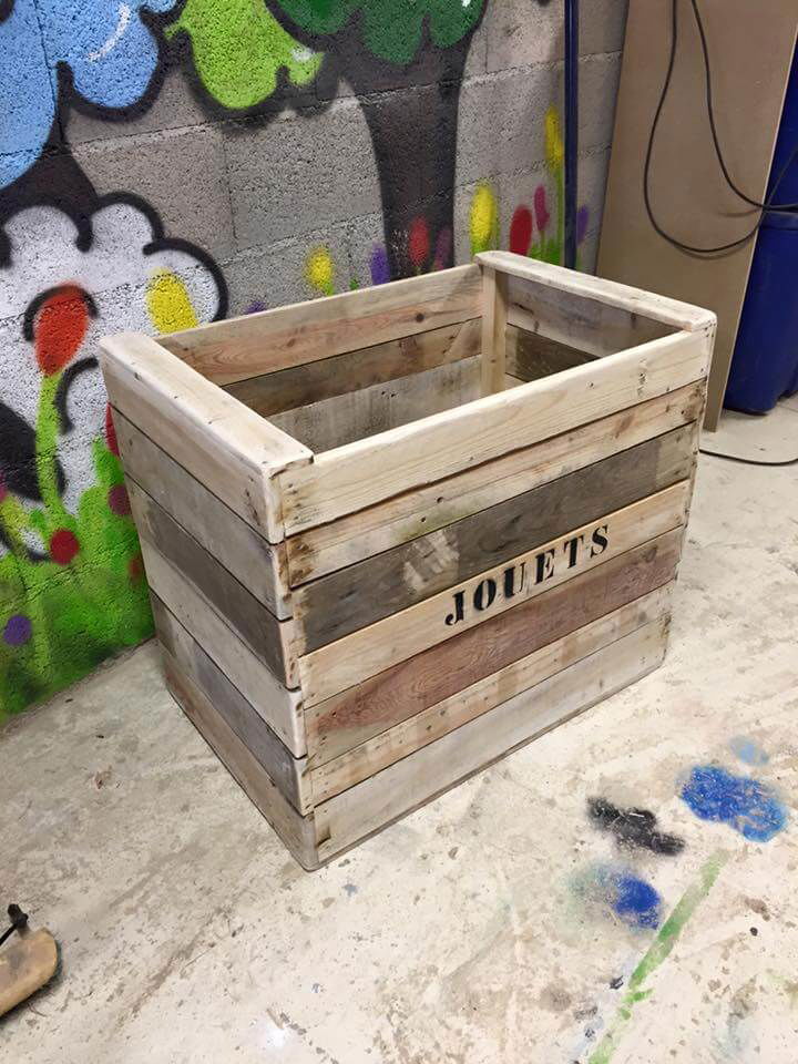 build a toy box out of pallets