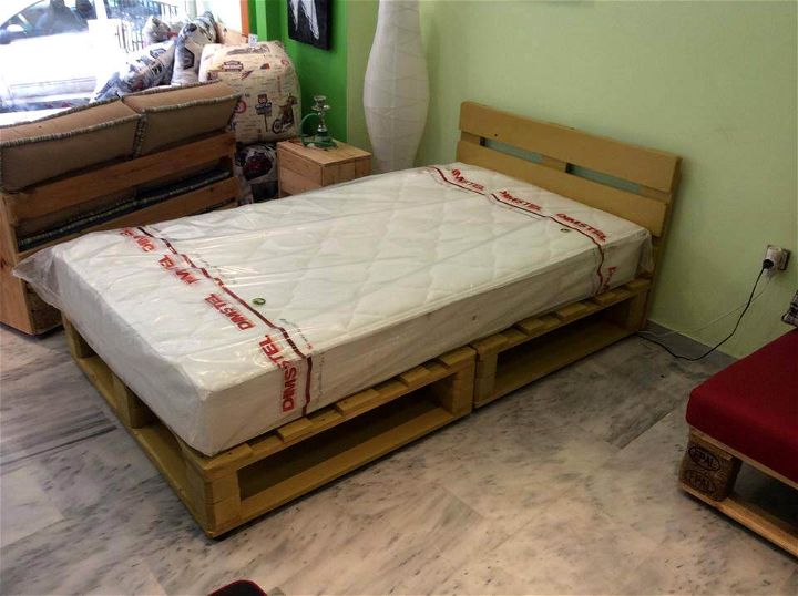 Here this bed has been done by joining the prefabricated pallet panels 