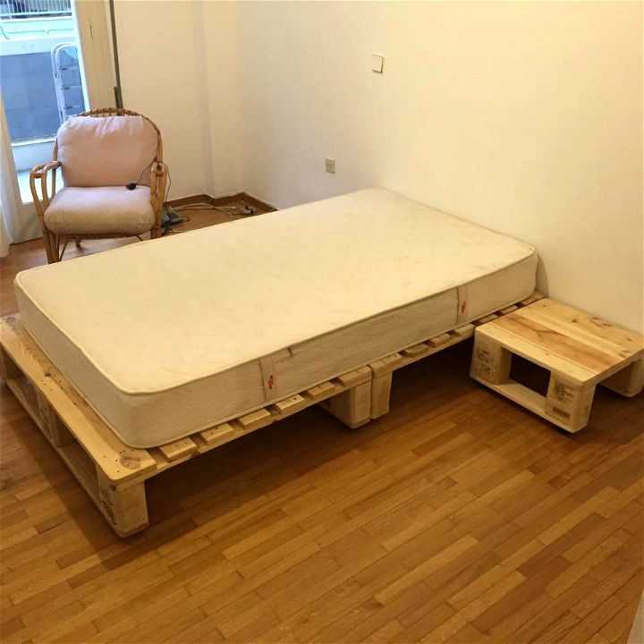 10+ Ideas about Pallet Bed Frames