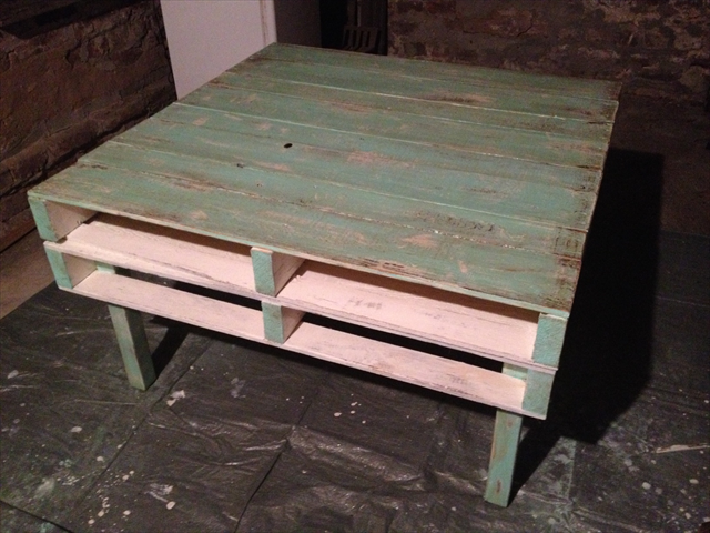 Build a Pallet Coffee Table