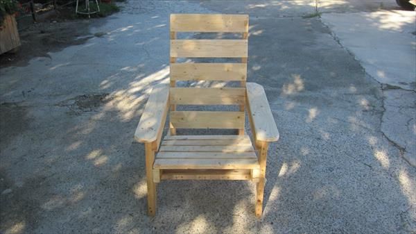 Adirondack Pallet Chair DIY