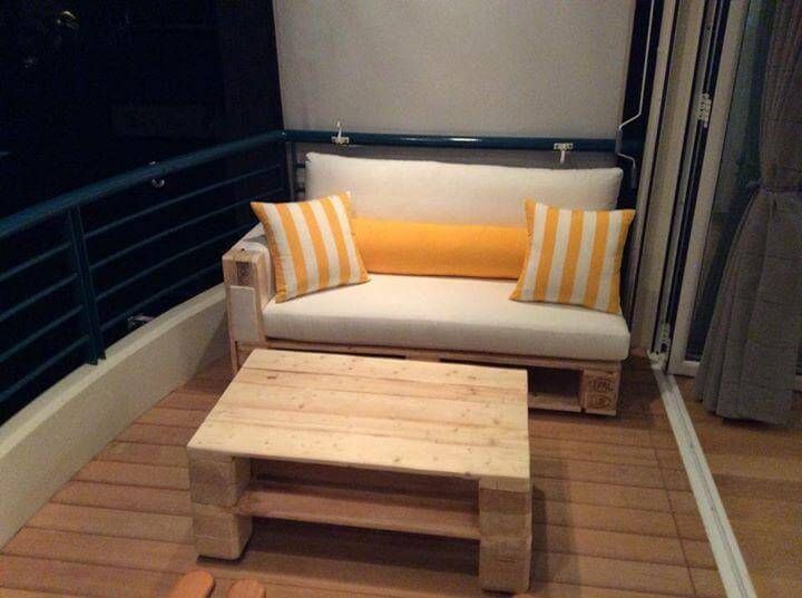 reclaimed pallet cushioned sofa and coffee table