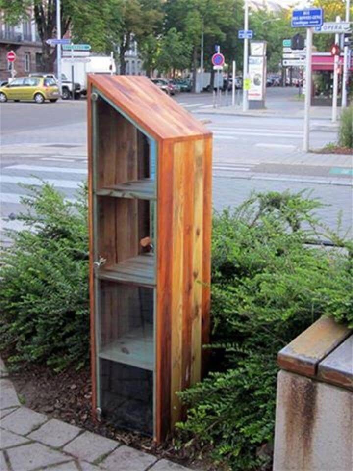 handmade wooden pallet bookshelf