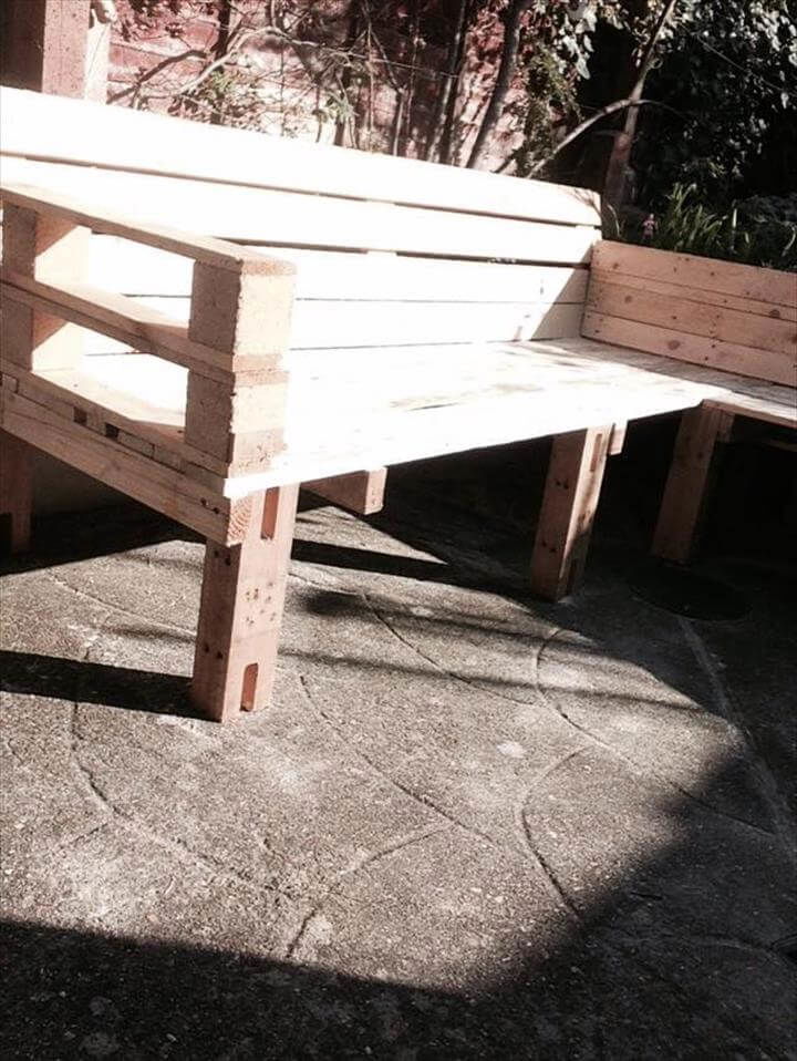 wooden pallet corner deck bench