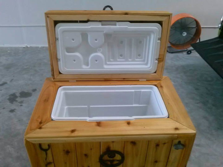 recycled pallet patio ice chest
