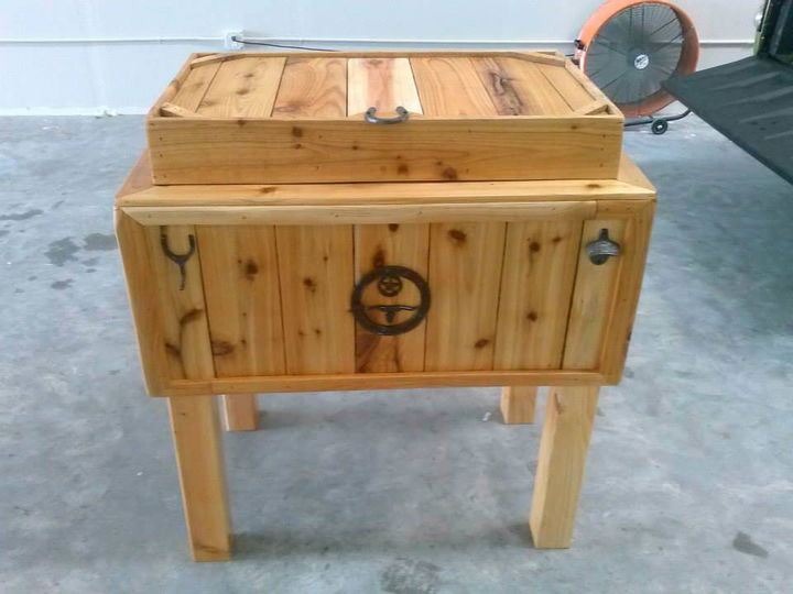 ice chest made of pallets