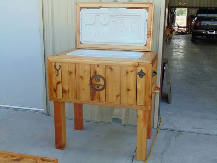 diy pallet outdoor cooler and ice chest