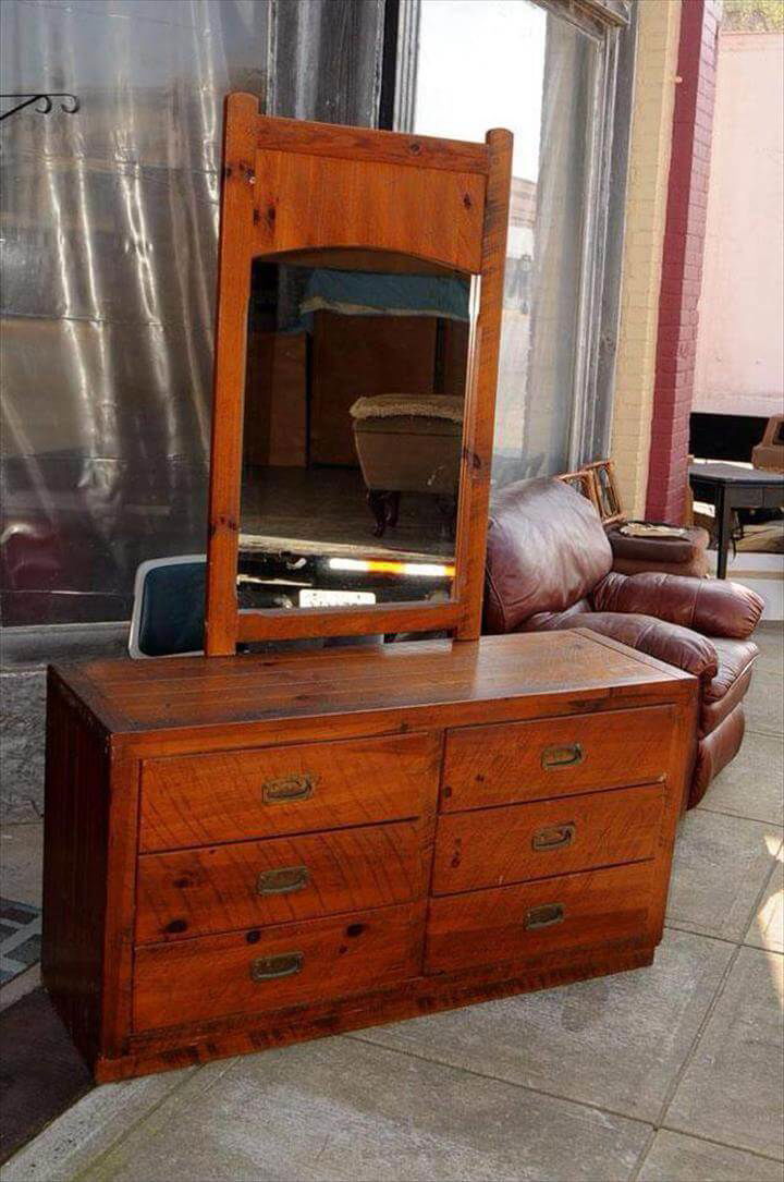 Reused pallet dressing table with a mirror bar