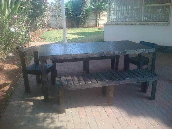 recycled pallet outdoor dining set