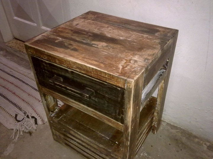 no-cost wooden pallet bedside table