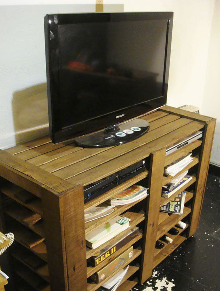 Reclaimed pallet rustic media stand