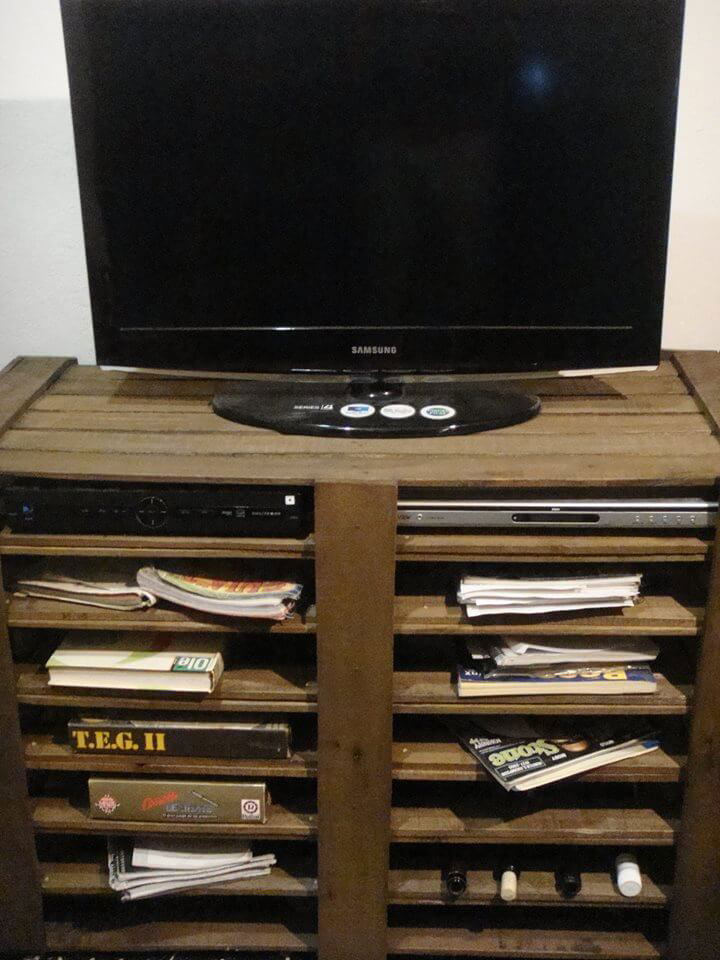 Regained pallet rustic media stand