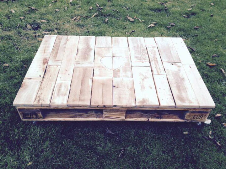 recycled pallet coffee table with heart inlay