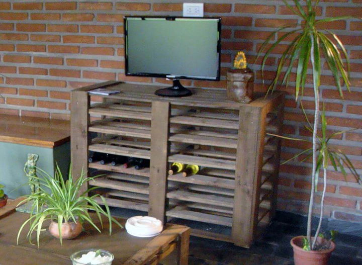 DIY Pallet Media Stand - Rustic Style