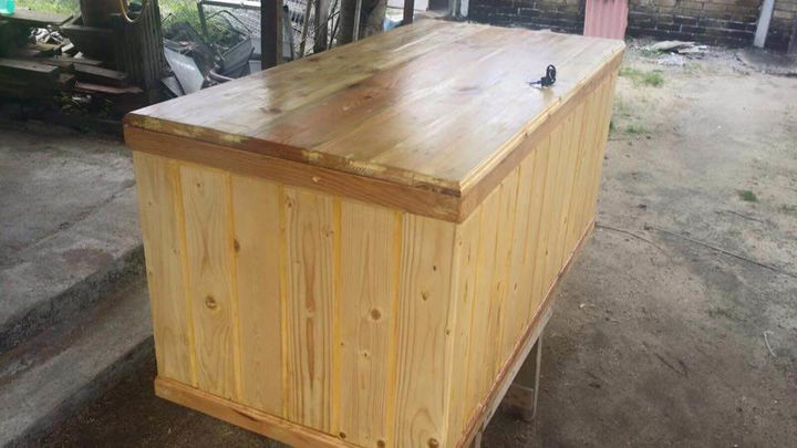 handmade wooden pallet chest