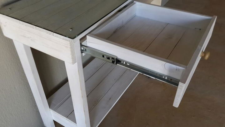 Repurposed pallet working desk