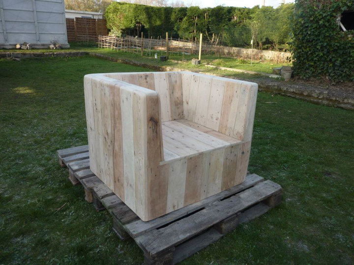 Repurposed pallet chair