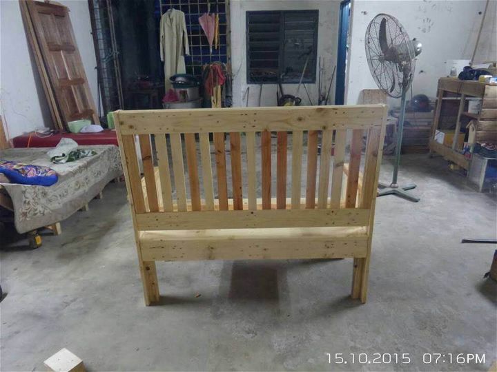 Reclaimed pallet garden bench