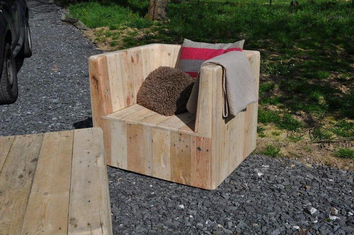 hand built pallet chair with coffee table