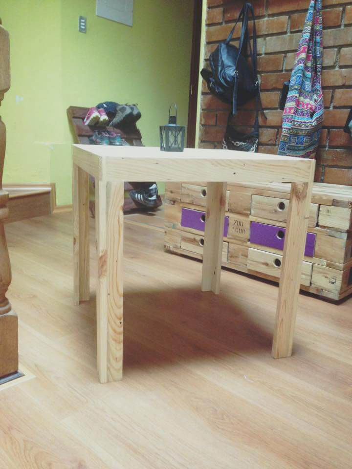 Recycled pallet medium size dining table