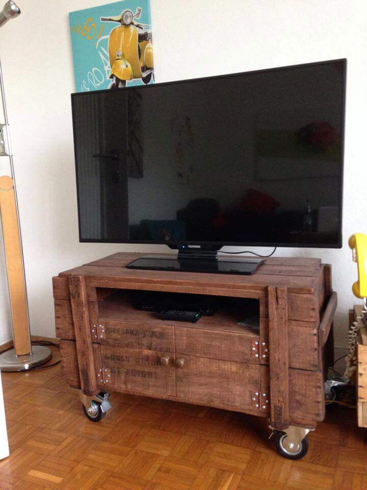 accent pallet t.v stand on wheels