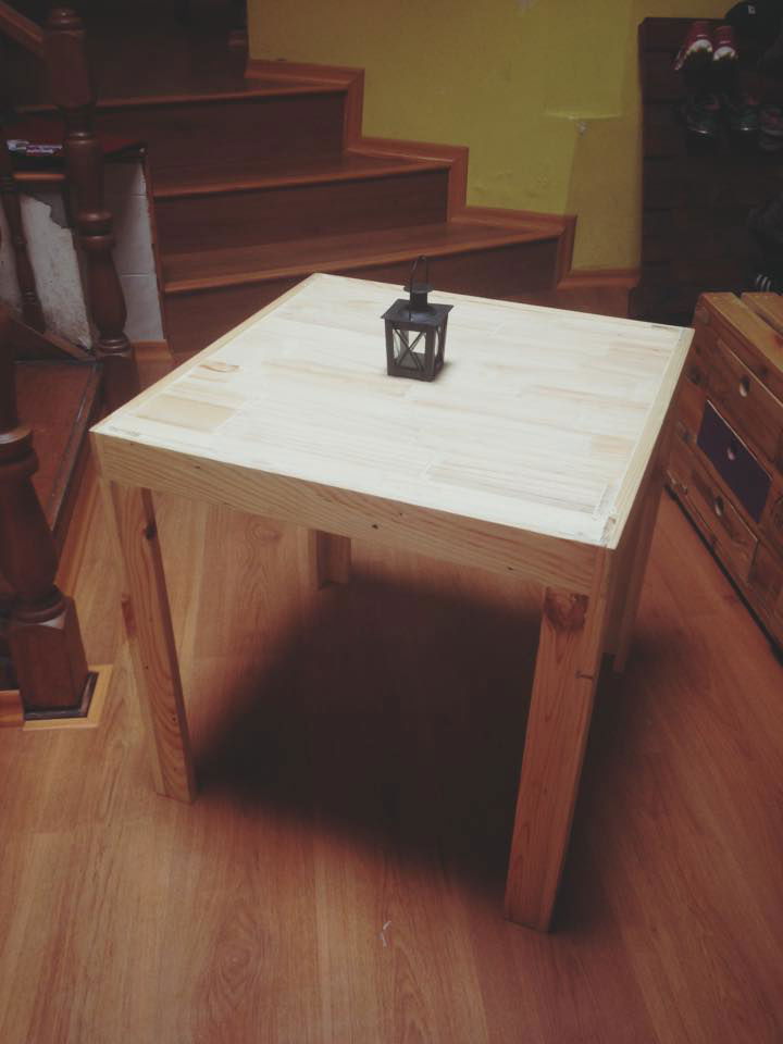 Reclaimed pallet medium size dining table