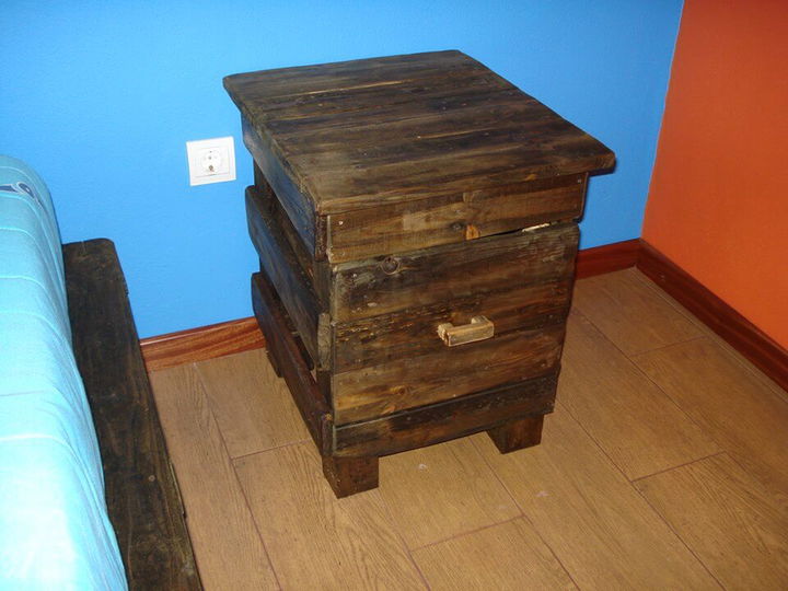 low-cost wooden pallet nightstand