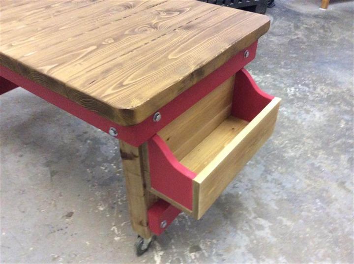 Repurpised pallet coffee table with storage box