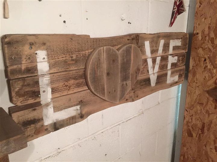 pallet love sign