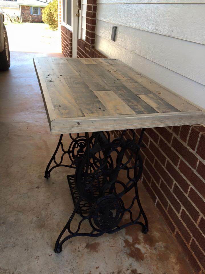 low-cost wooden pallet table with old sewing machine base