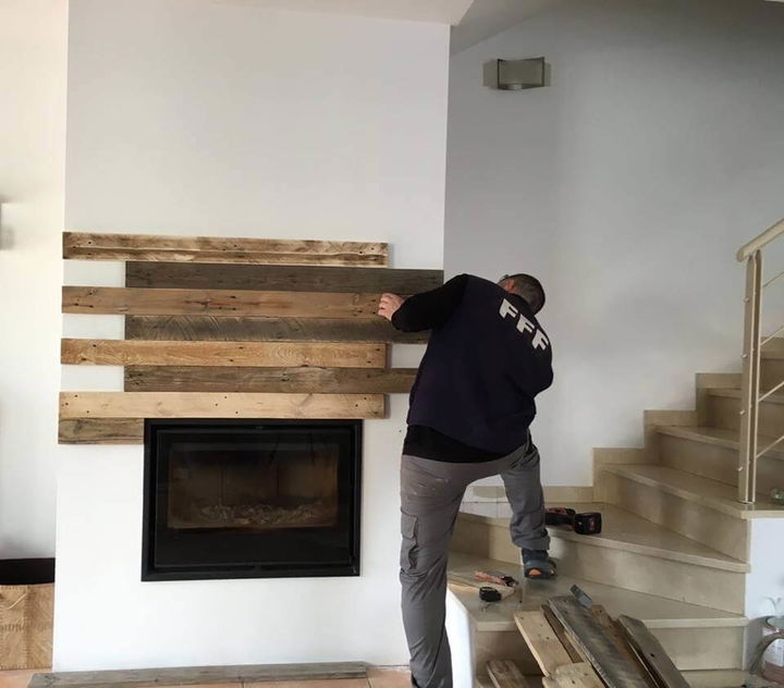 Wooden pallet wall