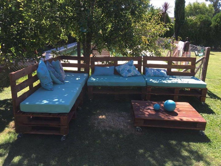 Wooden pallet outdoor sofa with table