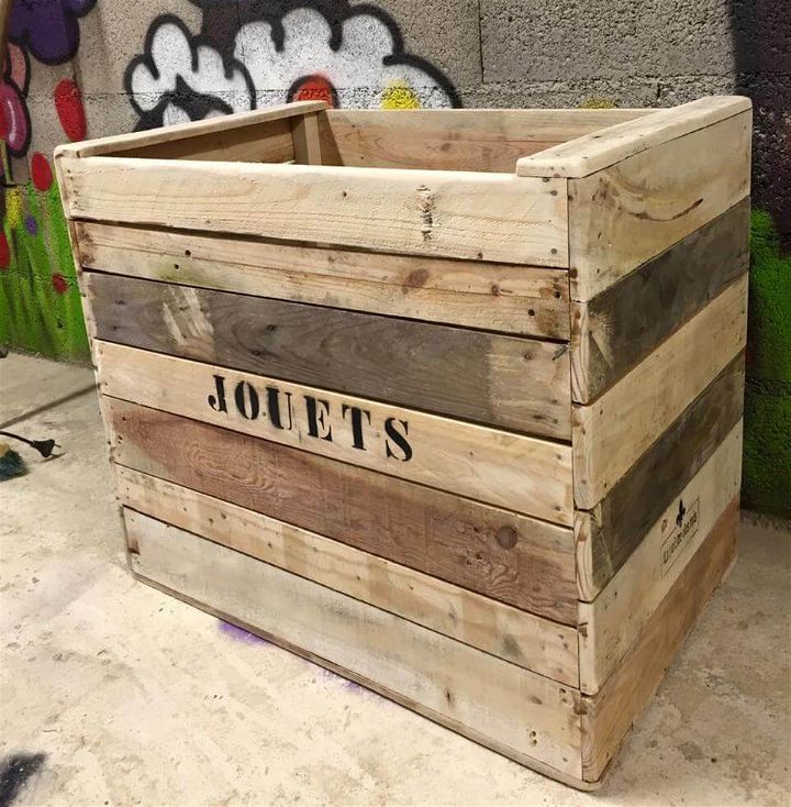 Wooden pallet toy box
