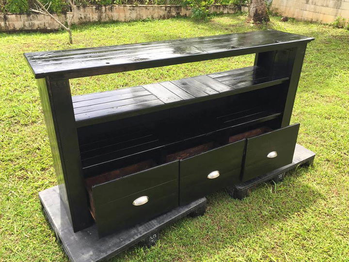 low-cost wooden pallet entertainment center