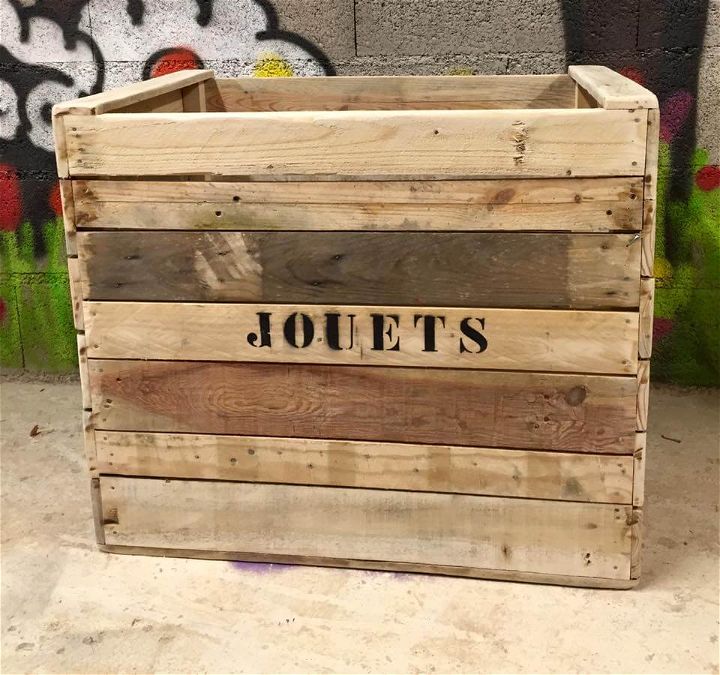 Recycled pallet toy box