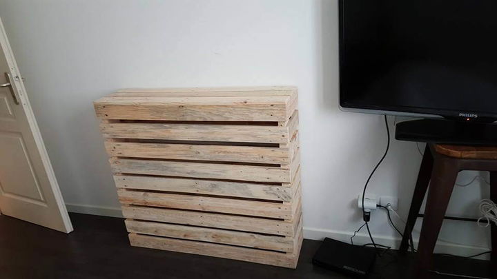low-cost wooden pallet console