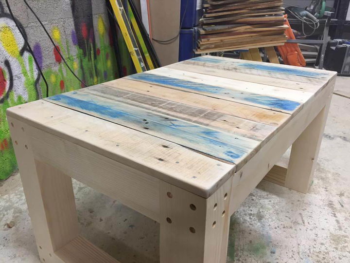 repurposed wooden pallet coffee table