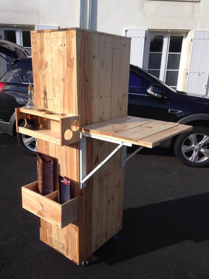 low-cost wooden pallet beverage bottle rack